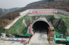 济莱高铁最长隧道寨山隧道出口段贯通 力争2023年初通车